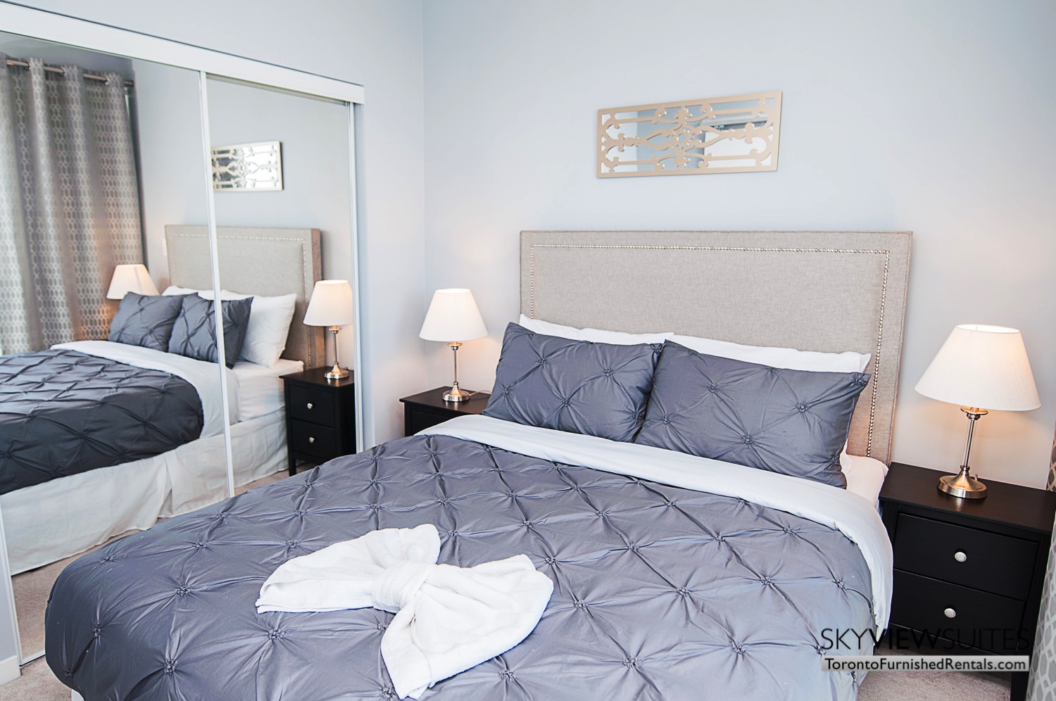 short-term-rentals-toronto-bedroom-maple-leaf-square