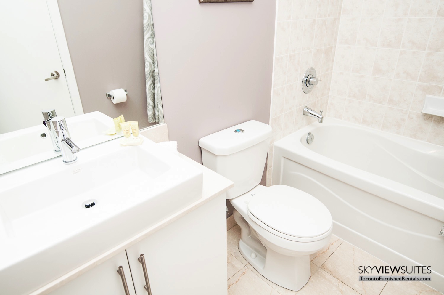 short-term-rentals-toronto-bathroom-maple-leaf-square