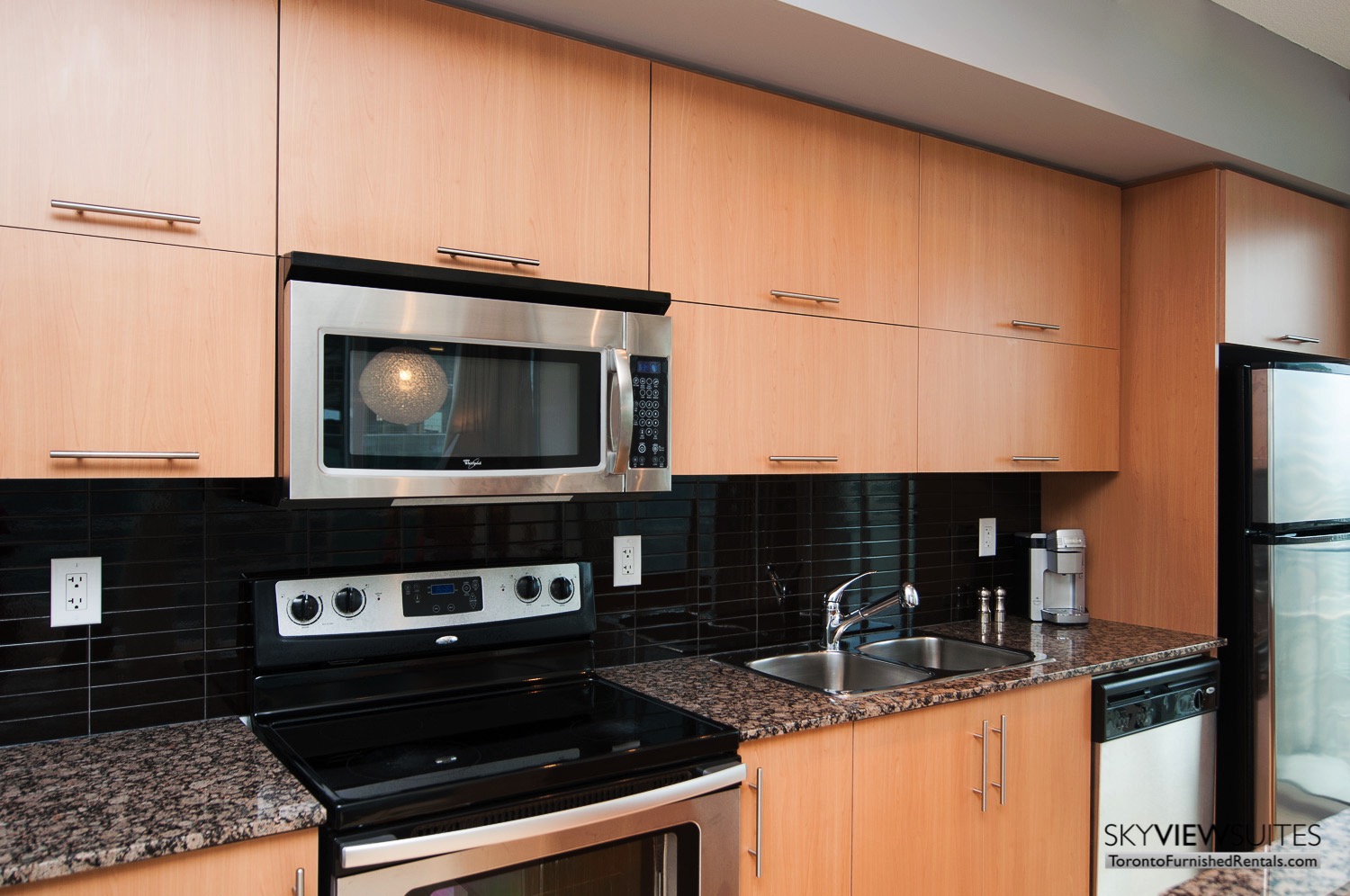 short-term-rentals-toronto-kitchen-maple-leaf-square