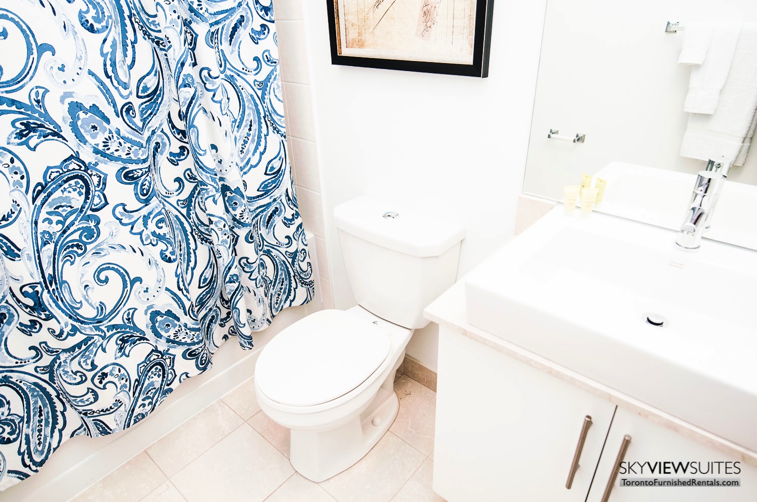 short-term-rentals-toronto-bathroom-maple-leaf-square