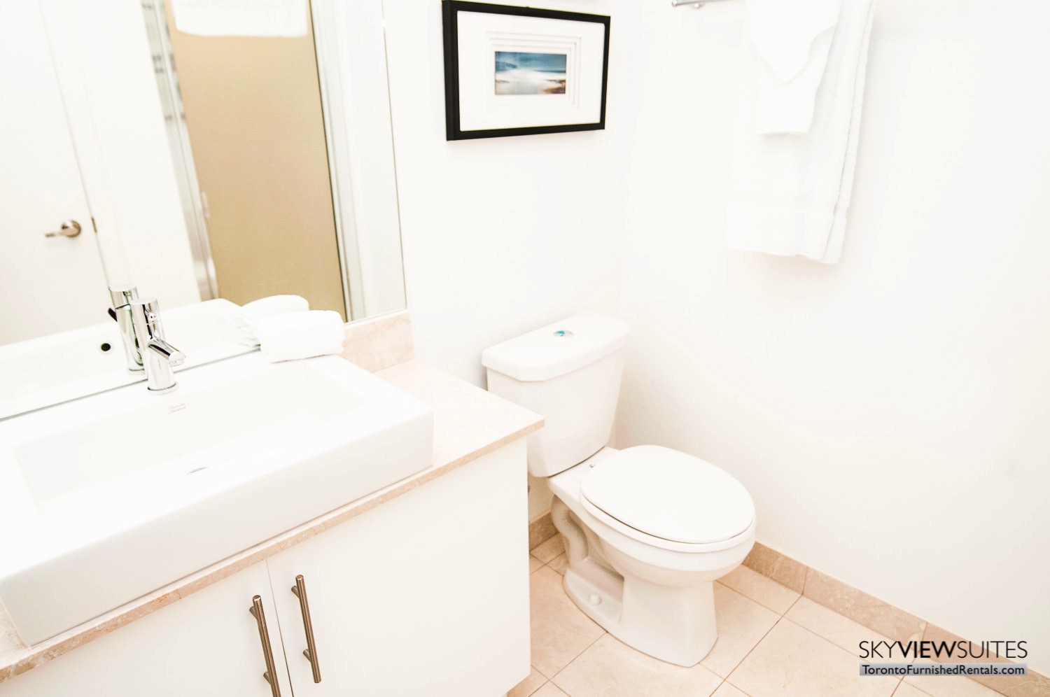 short-term-rentals-toronto-bathroom-maple-leaf-square