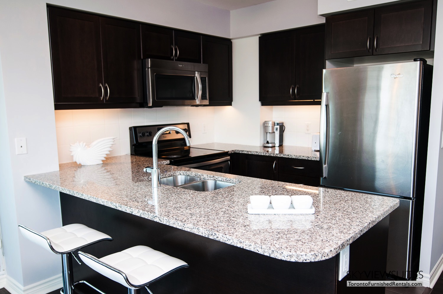 short-term-rentals-toronto-living-kitchen-entertainment-district