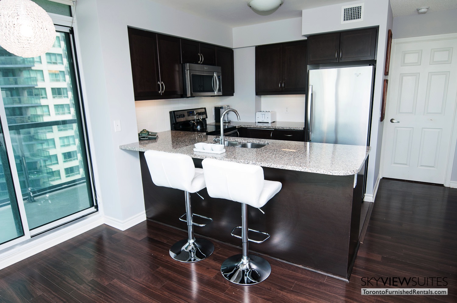 short-term-rentals-toronto-living-kitchen-entertainment-district