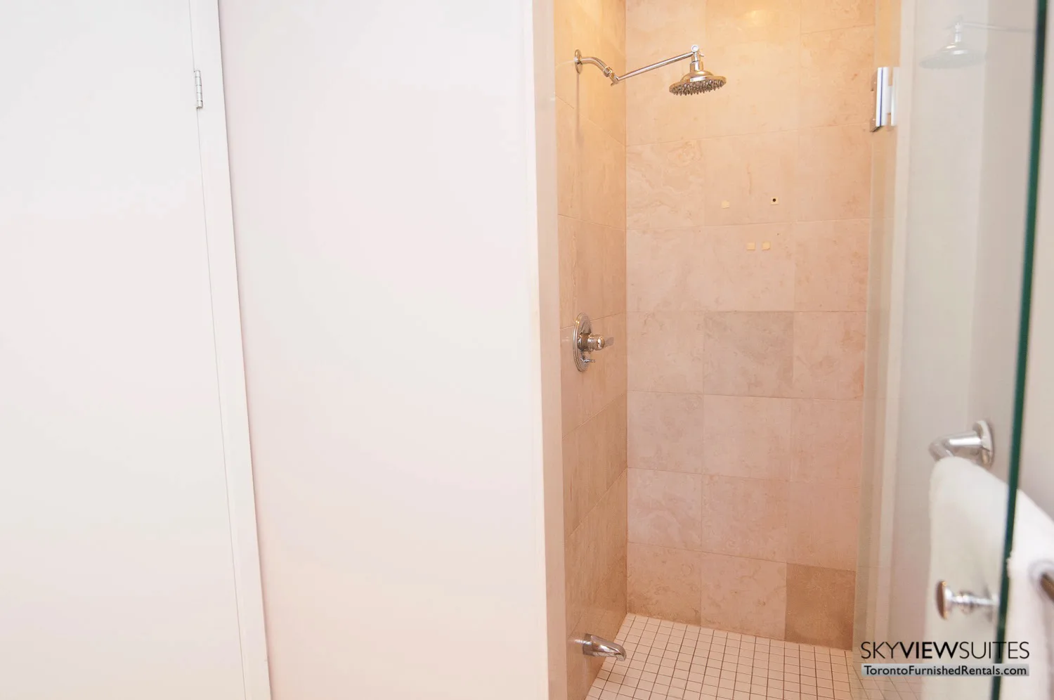 furnished-apartment- bathroom-waterfront