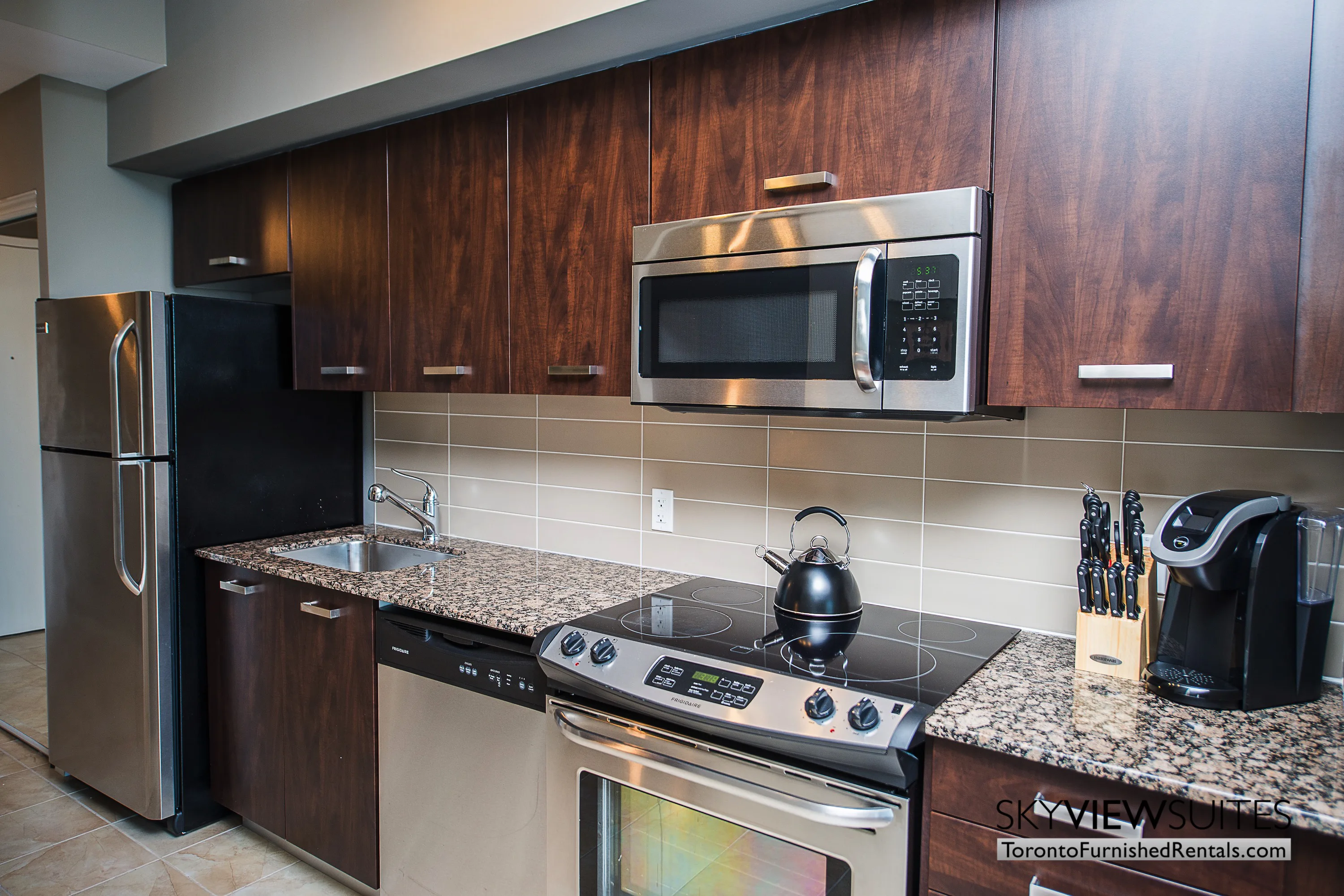 furnished-apartments-toronto-kitchen-bay-and-college