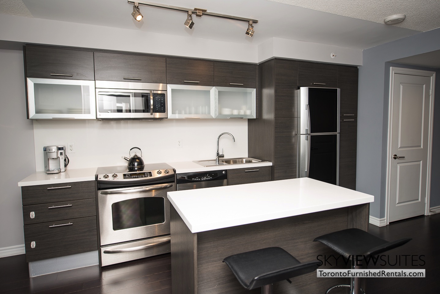 furnished-rentals-toronto-kitchen-college