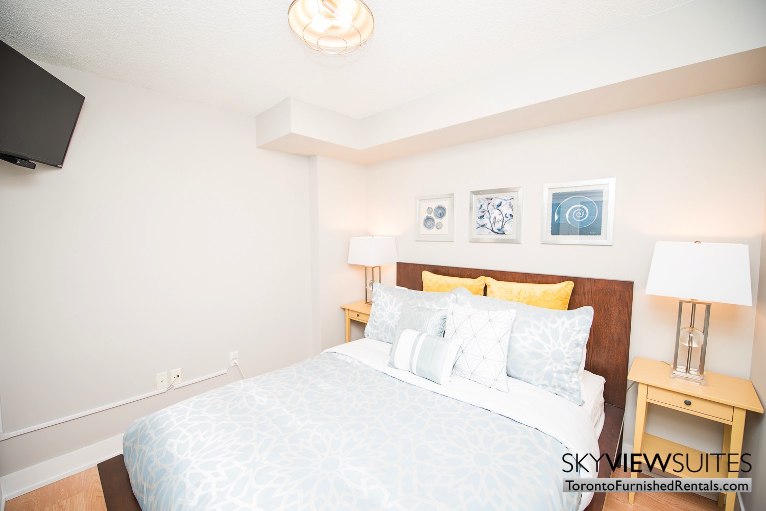 short-term-rentals-toronto-bedroom-entertainment-district