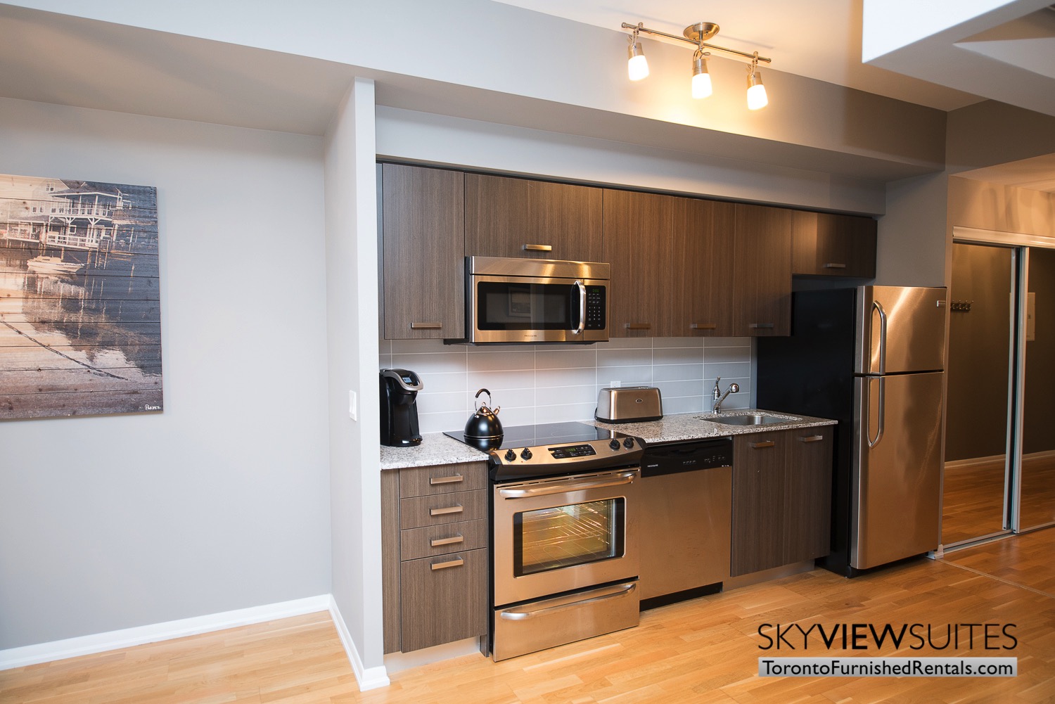 furnished-apartments-toronto-kitchen-bay-and-college
