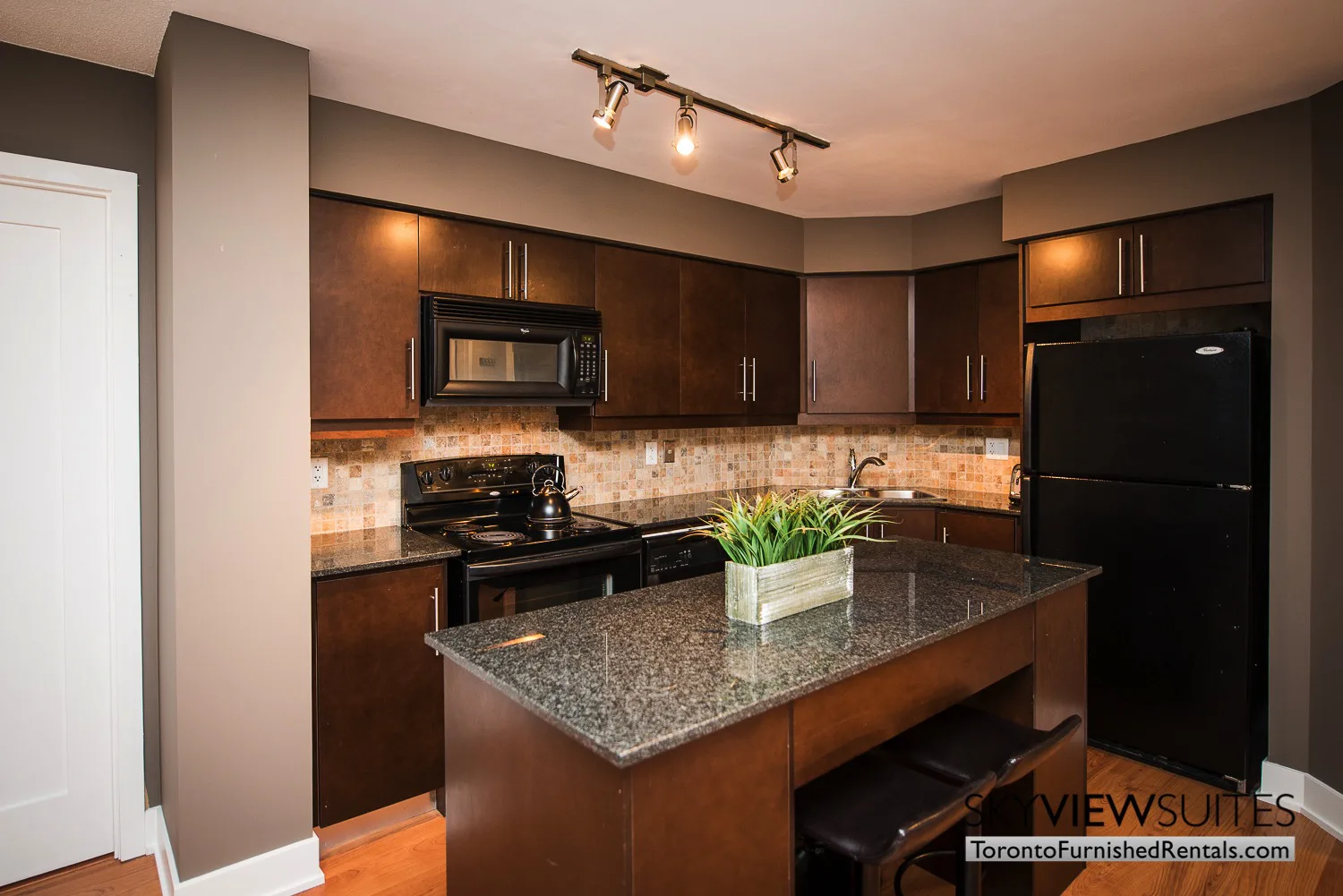 short-term-rentals-toronto-kitchen-entertainment-district