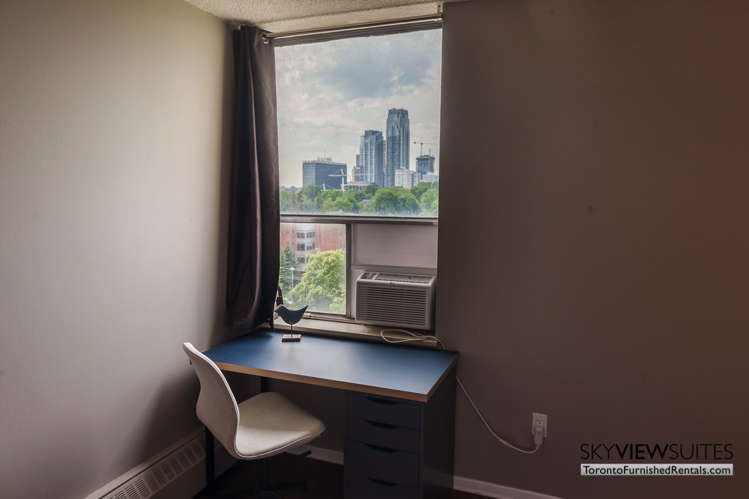 short-term-rentals-toronto-bedroom-davisville