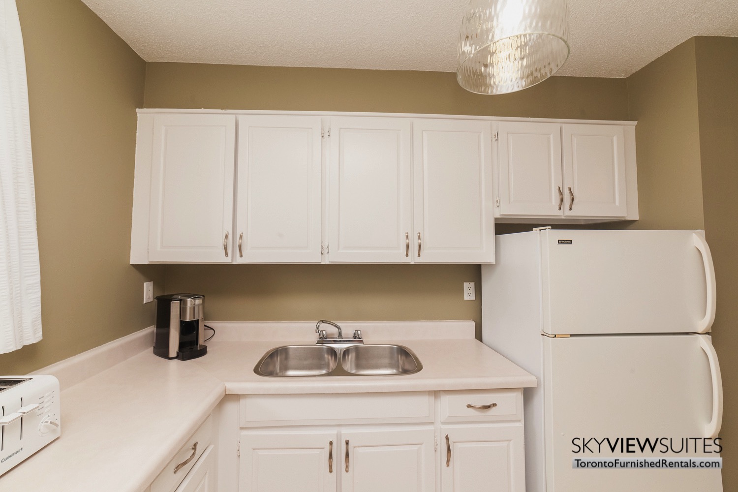 short-term-rentals-toronto-kitchen-davisville