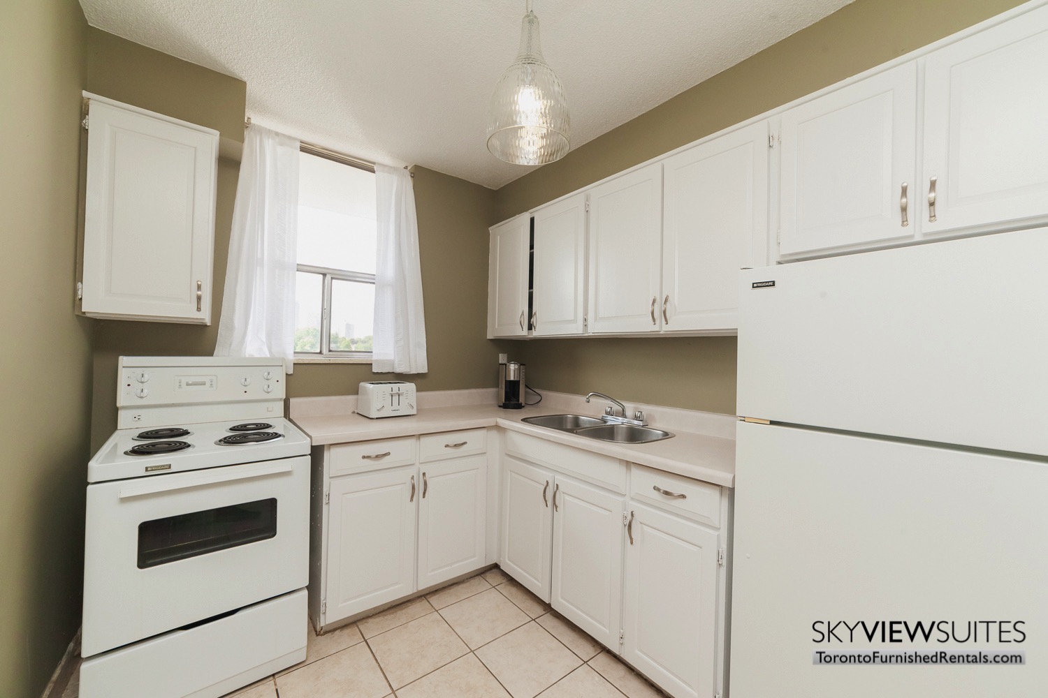 short-term-rentals-toronto-kitchen-davisville