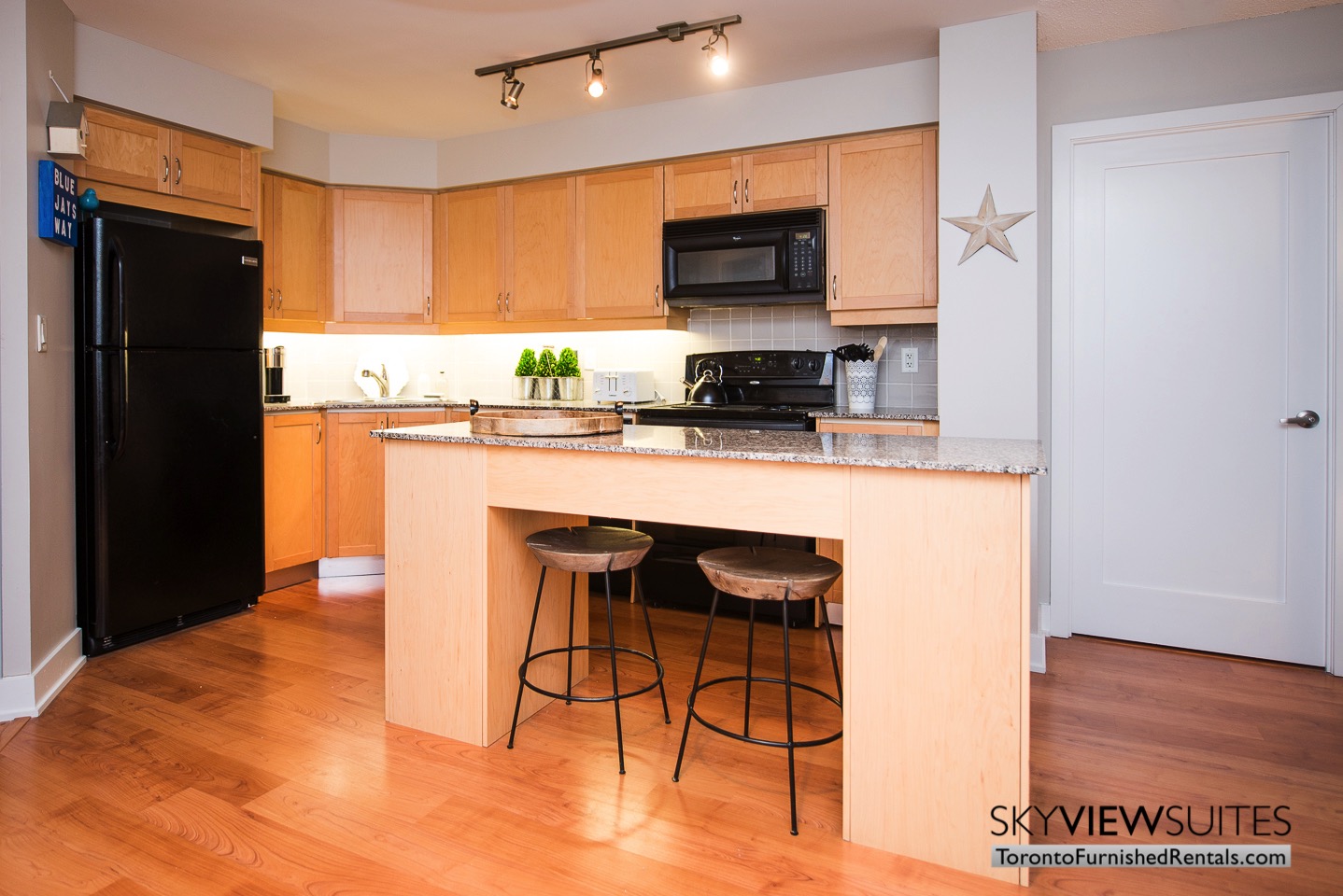 short-term-rentals-toronto-kitchen-entertainment-district