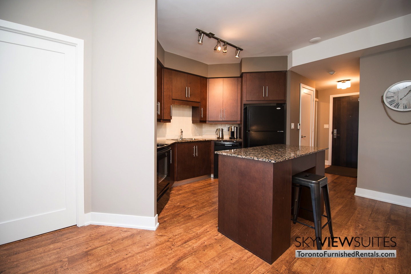 short-term-rentals-toronto-kitchen-entertainment-district