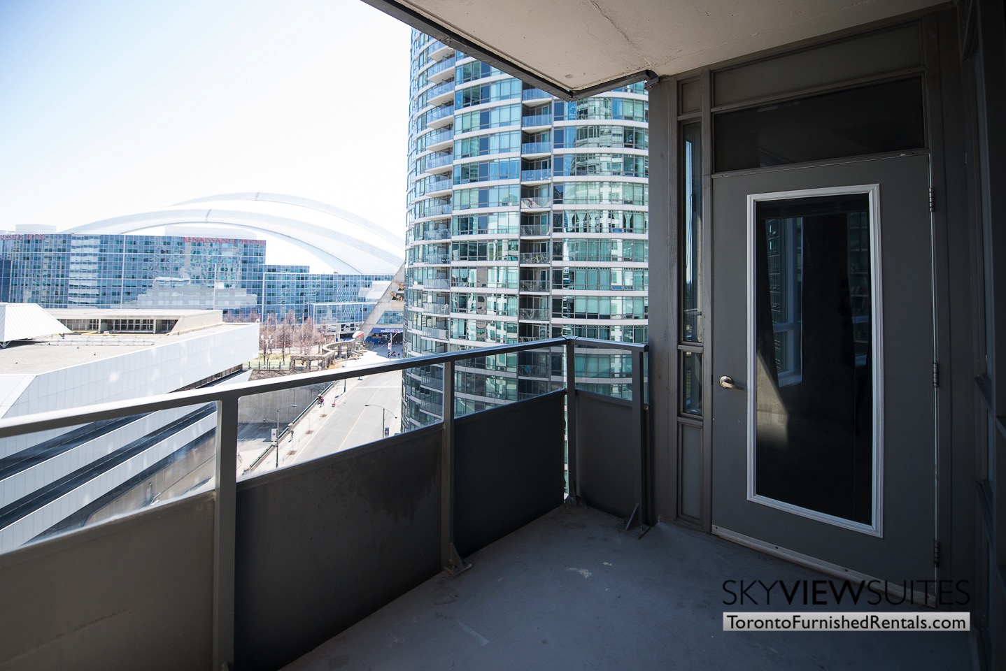 short-term-rentals-toronto-balcony-entertainment-district