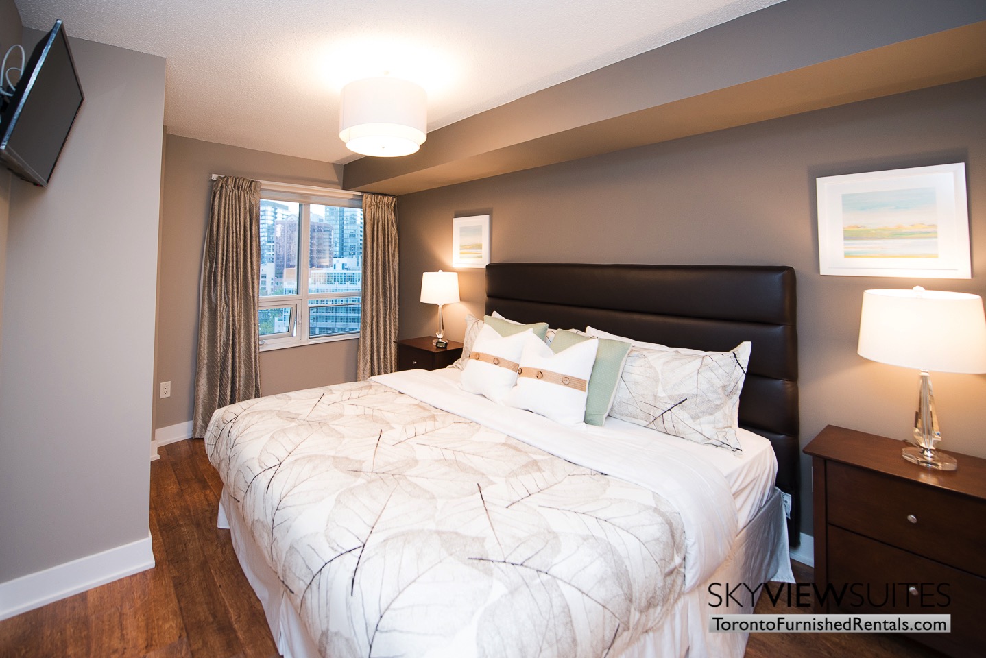 short-term-rentals-toronto-bedroom-entertainment-district