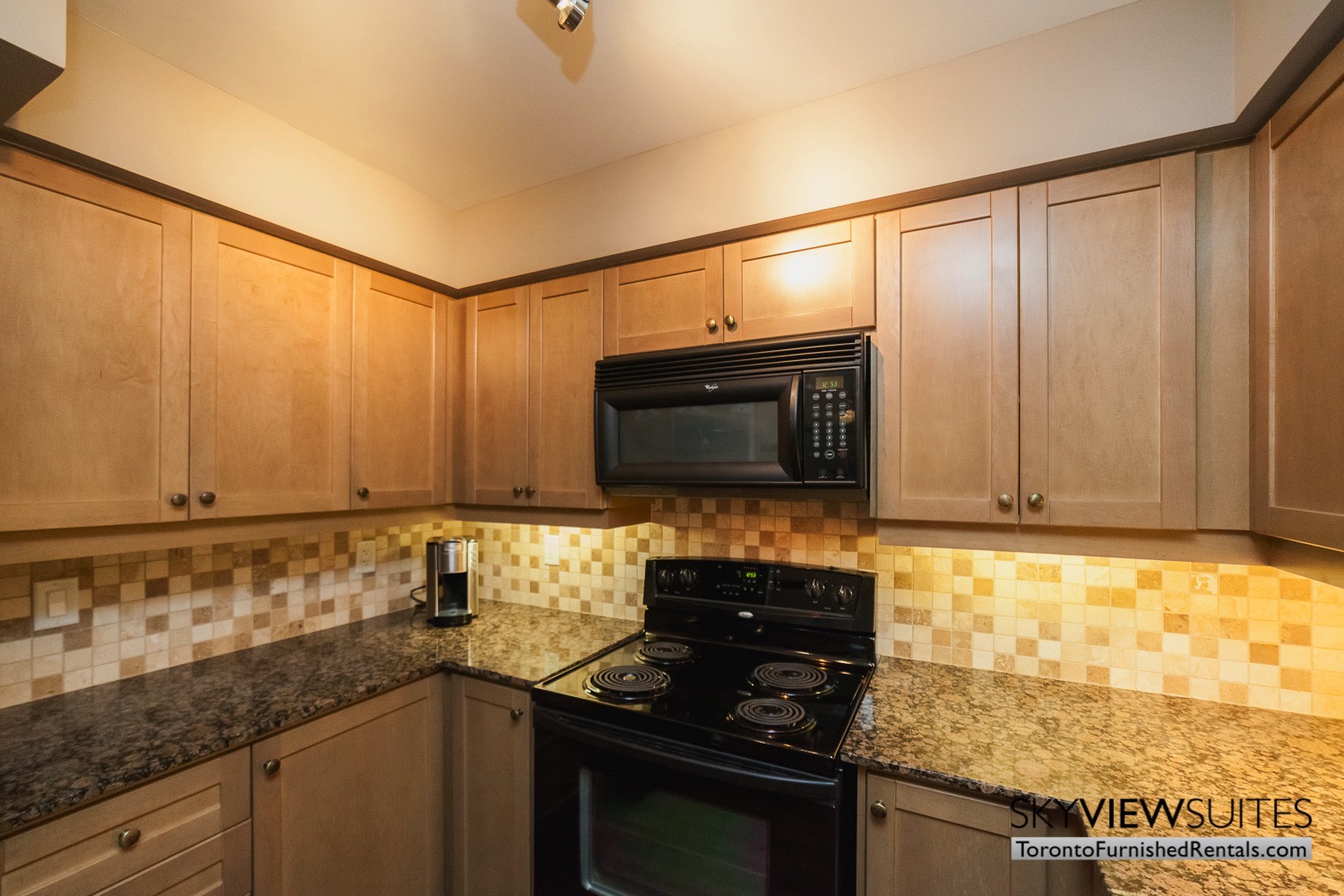 sshort-term-rentals-toronto-kitchen-entertainment-district