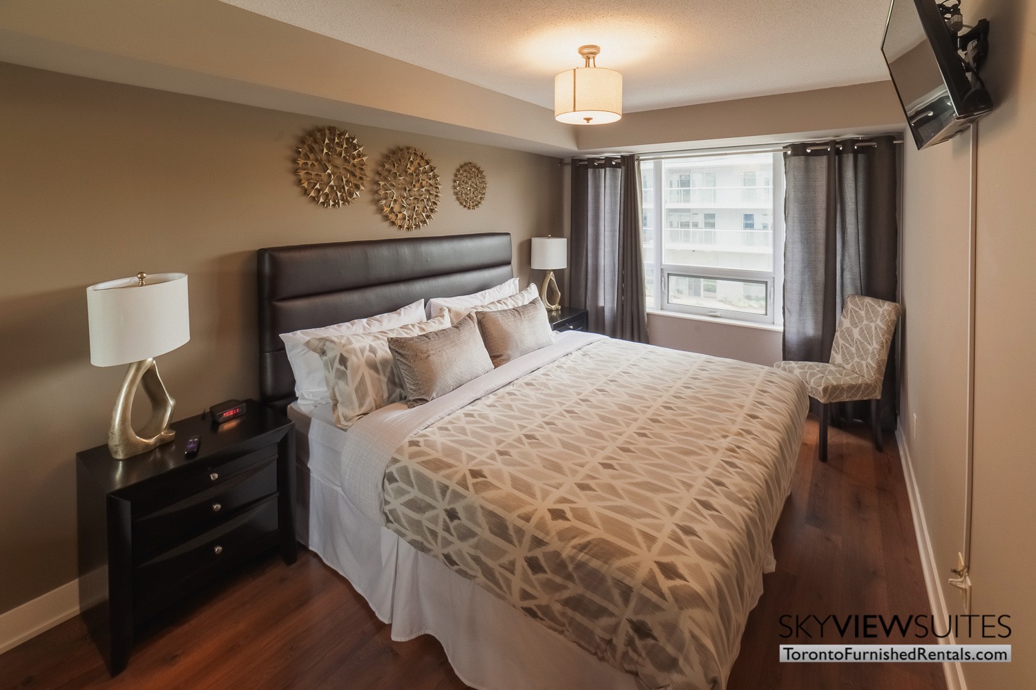 short-term-rentals-toronto-bedroom-entertainment-district