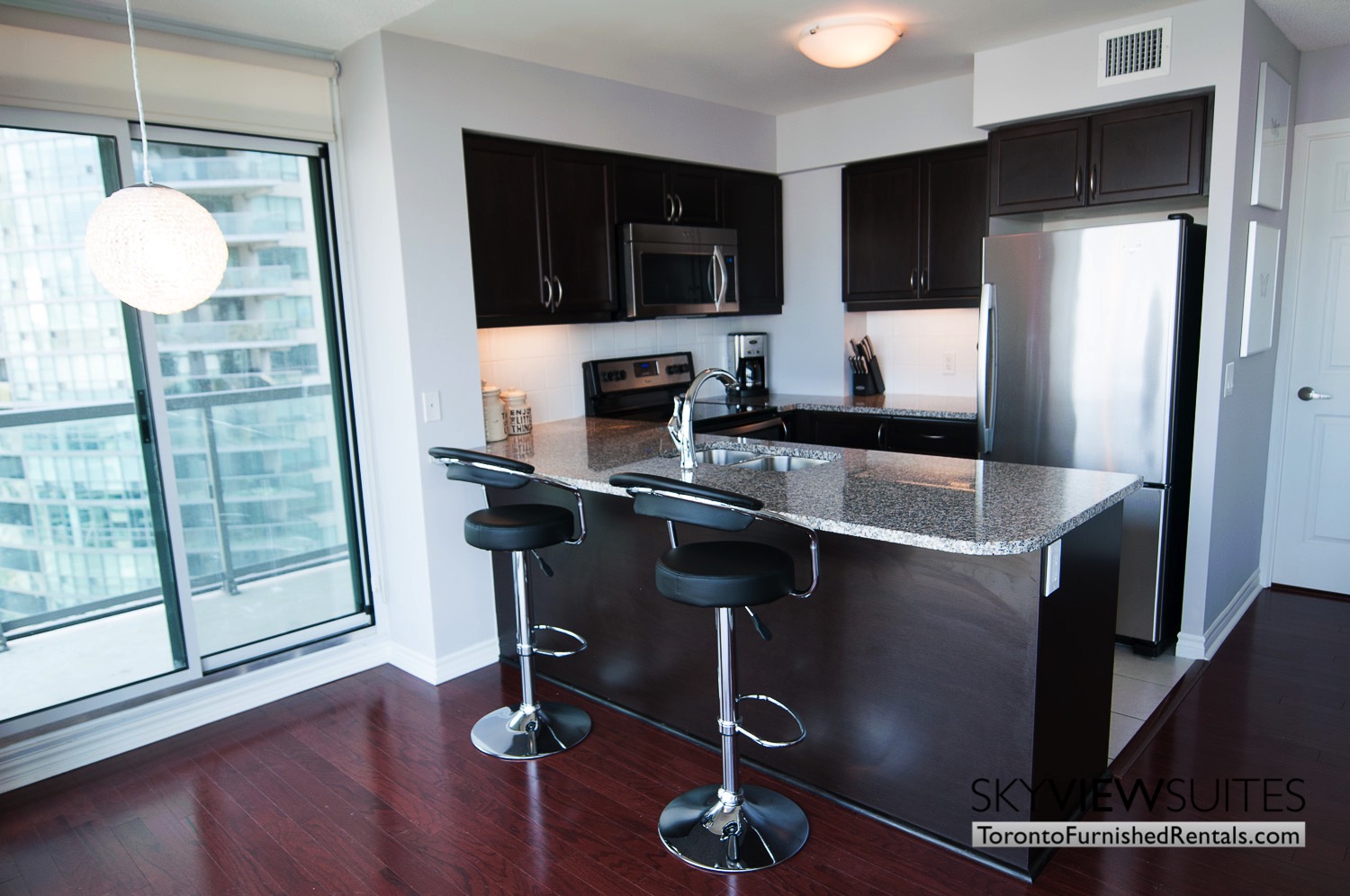 short-term-rentals-toronto-living-kitchen-entertainment-district