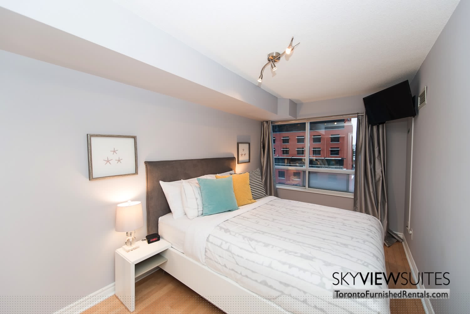short-term-rentals-toronto-bedroom-entertainment-district
