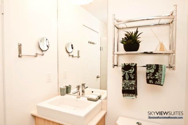 short-term-rentals-toronto-bathroom-maple-leaf-square