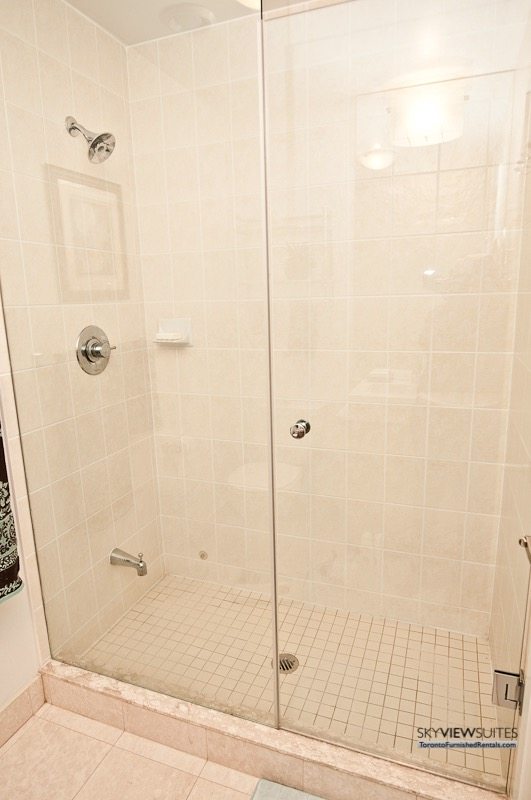 short-term-rentals-toronto-bathroom-maple-leaf-square