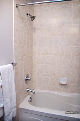 short-term-rentals-toronto-bathroom-maple-leaf-square