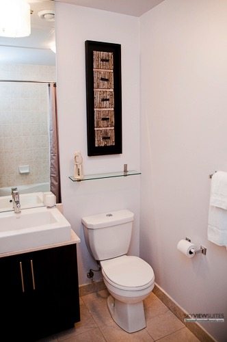 short-term-rentals-toronto-bathroom-maple-leaf-square