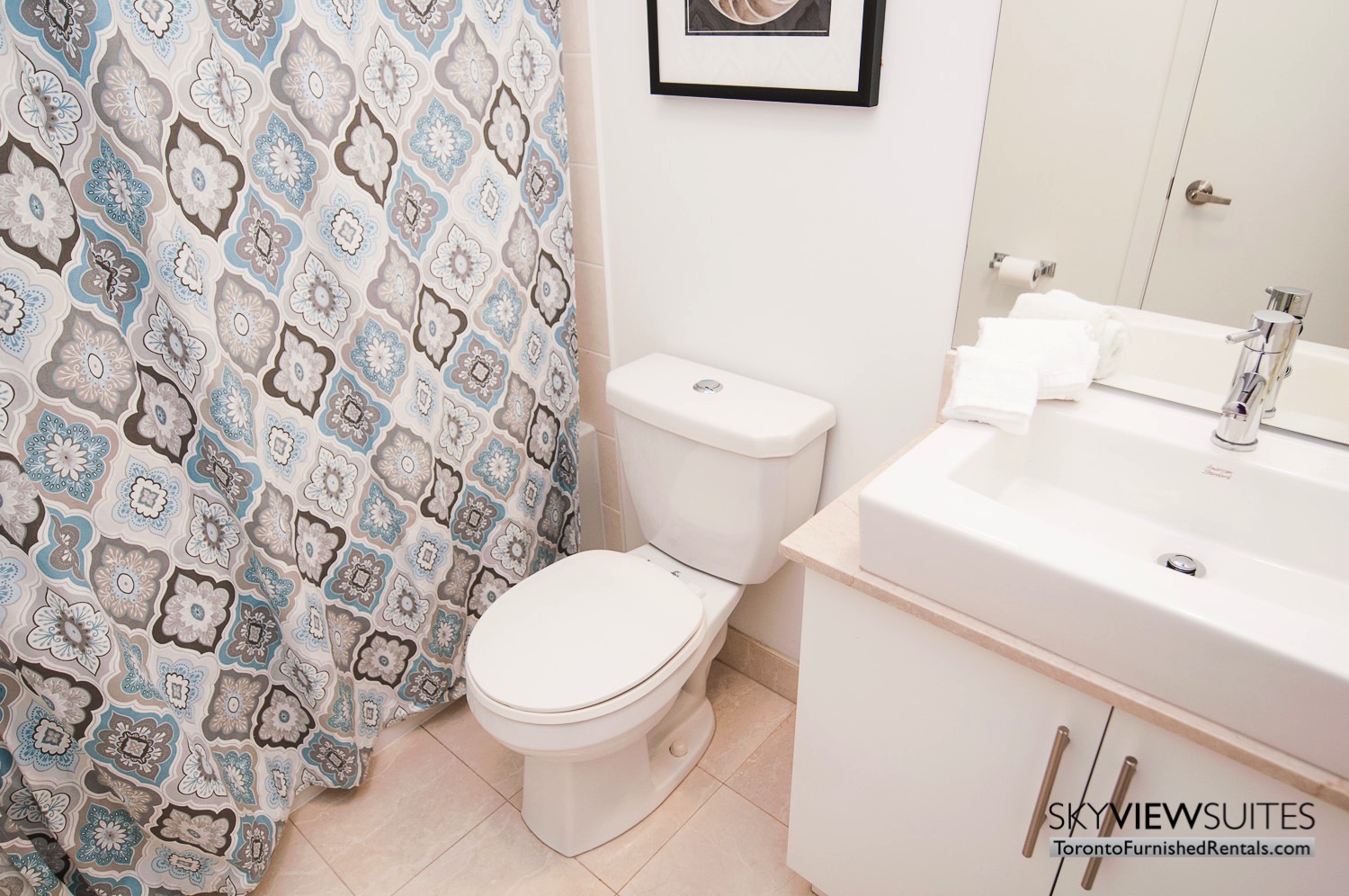 short-term-rentals-toronto-bathroom-maple-leaf-square