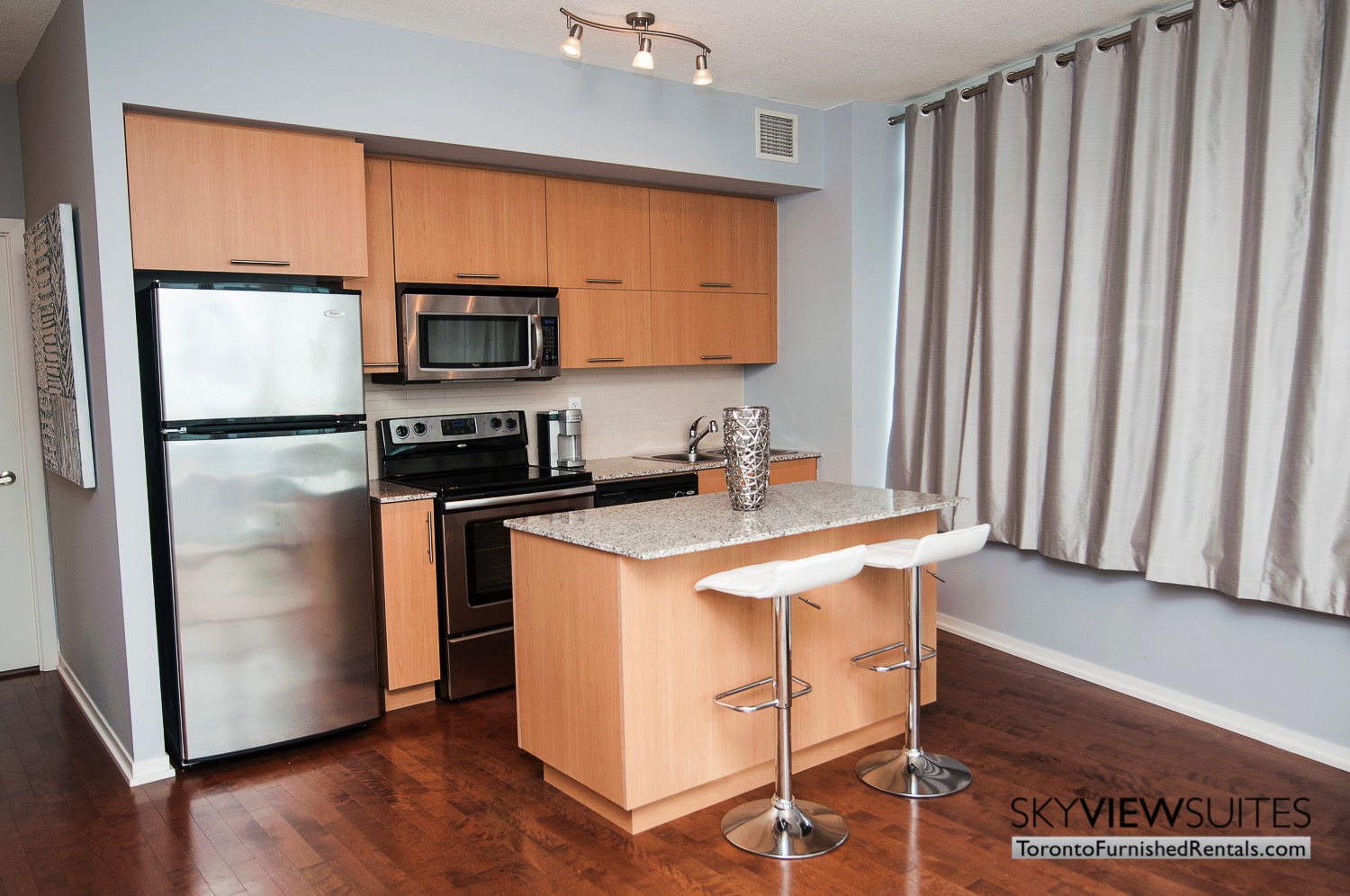 short-term-rentals-toronto-kitchen-maple-leaf-square