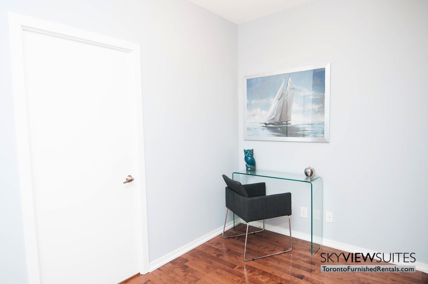 hort-term-rentals-toronto-living-room-maple-leaf-square