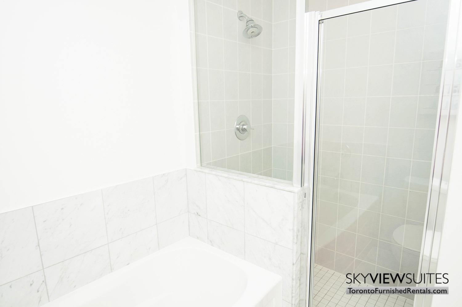 short-term-rentals-toronto-bathroom-maple-leaf-square