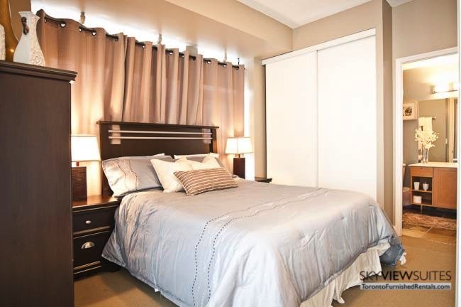 short-term-rentals-toronto-bedroom-yonge-dundas