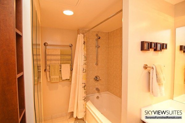 short-term-rentals-toronto-bathroom-yonge-dundas