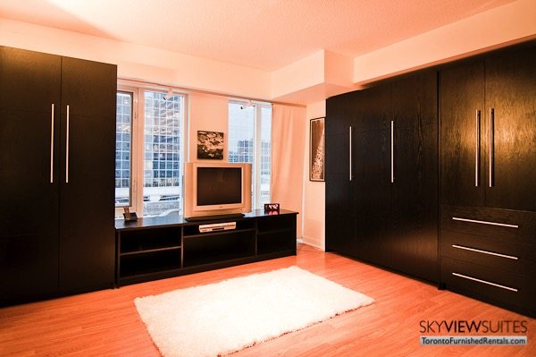 short-term-rentals-toronto-bedroom-yonge-dundas