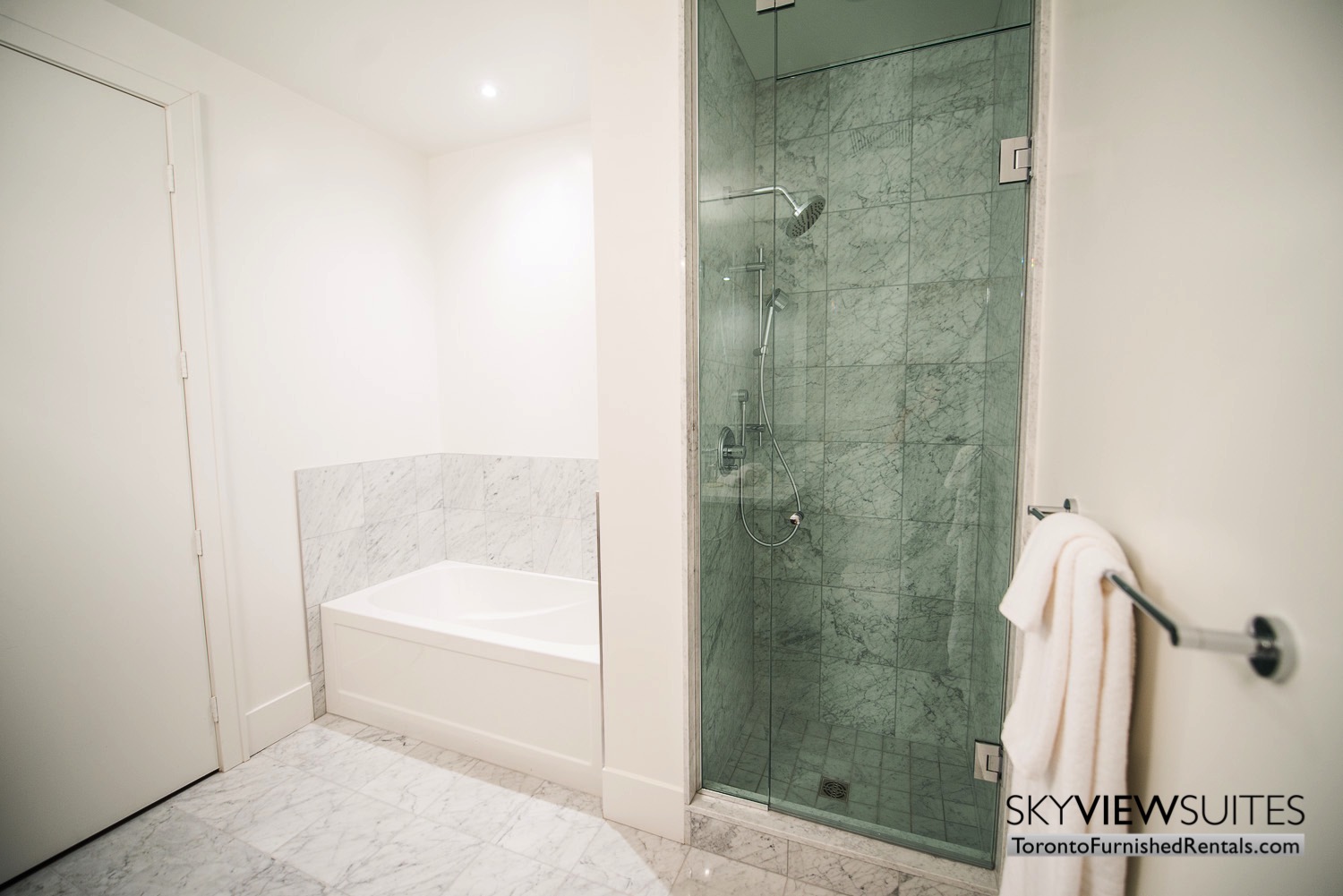 executive rentals toronto 39 Queens Quay shower