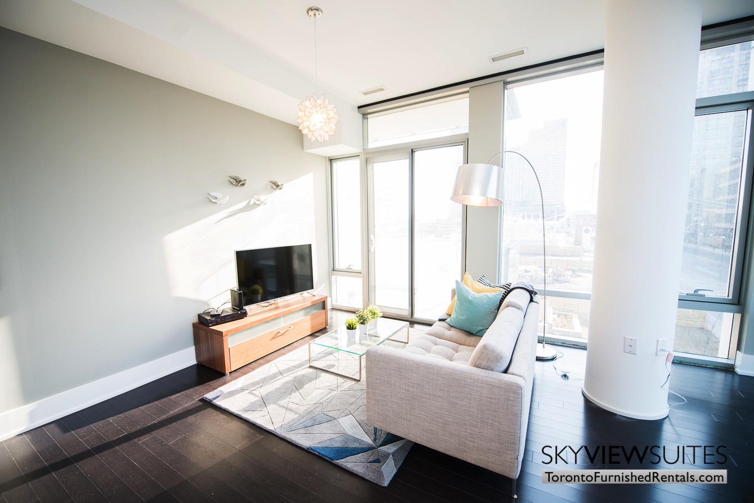 39 Queens Quay toronto corporate housing pillar and living room