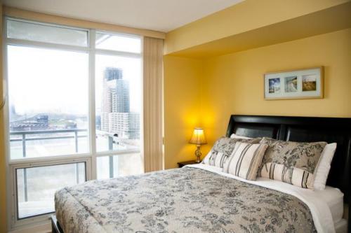 corporate housing toronto brunel court bedroom