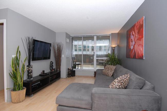 serviced apartments toronto university plaza living room