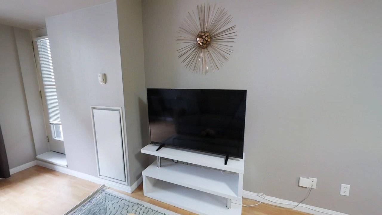 executive rentals toronto university plaza living room television