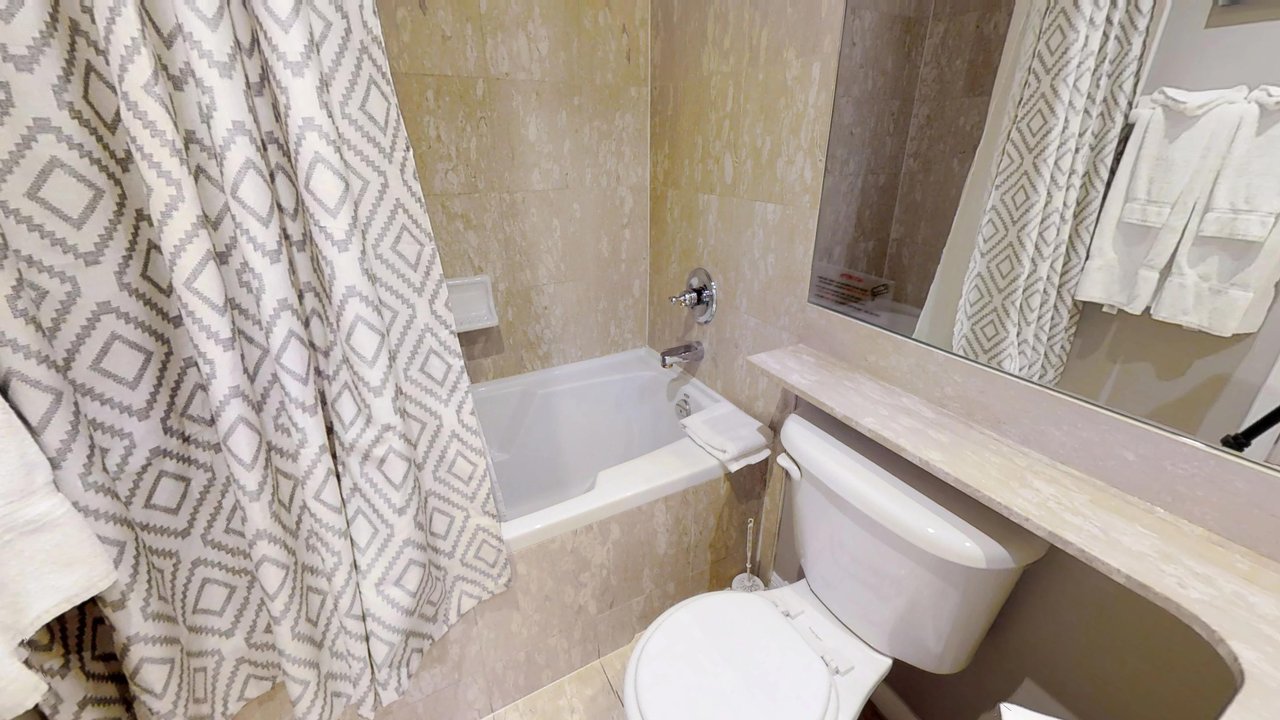 executive rentals toronto university plaza bathroom with tub and toilet