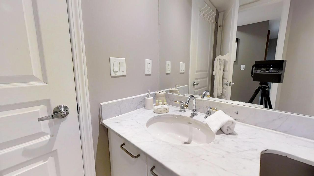 toronto furnished apartment bathroom in university plaza